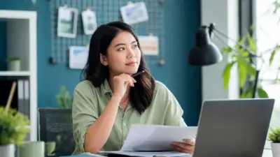 Professional muda di studio radio sedang merencanakan career switch secara bertahap