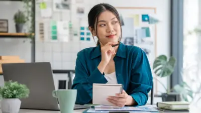Profesional muda menganalisis pilihan career switch lintas bidang secara realistis