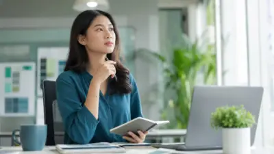 Profesional muda melakukan perencanaan career switch dengan eksplorasi karier yang realistis