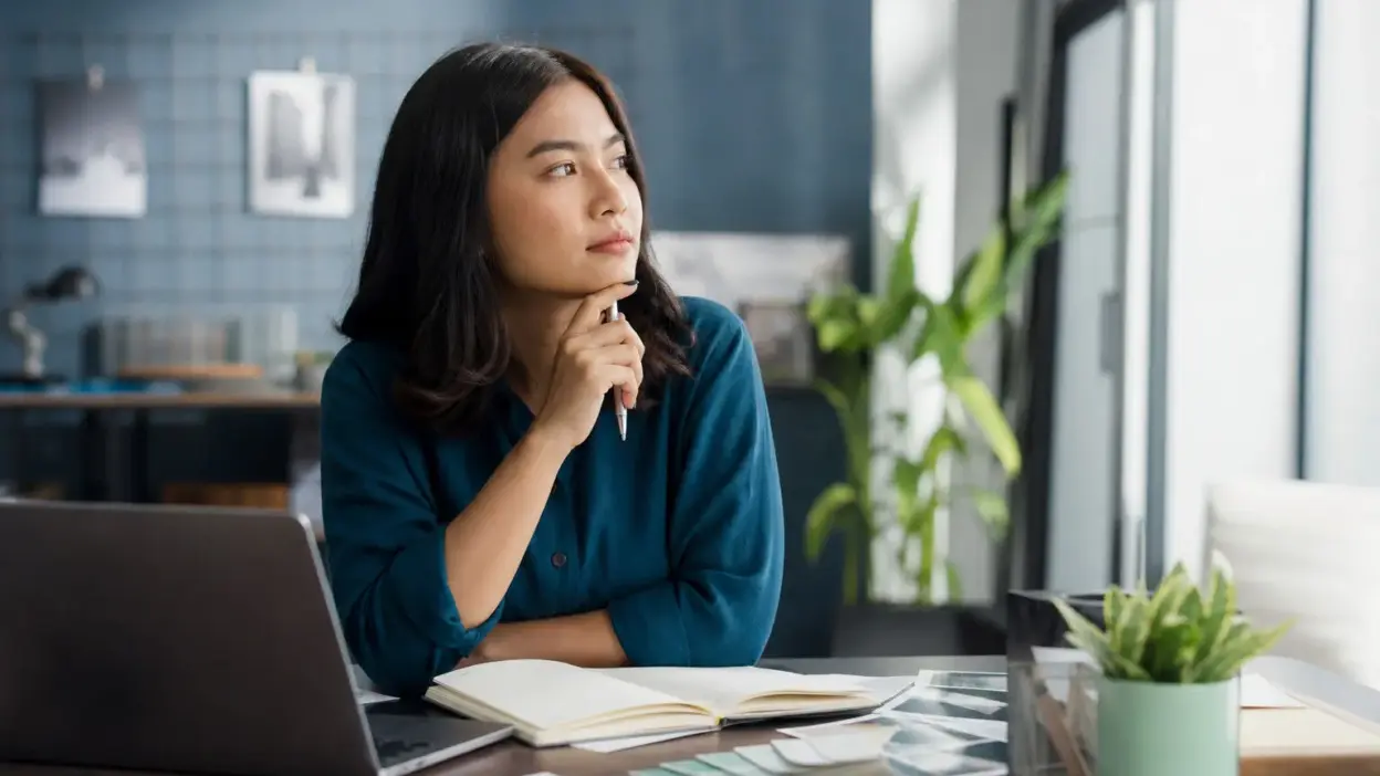 Profesional muda merencanakan career switch dari siaran ke profesi baru secara terencana