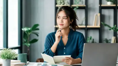 Profesional merencanakan career switch terencana dengan memetakan langkah transisi karier