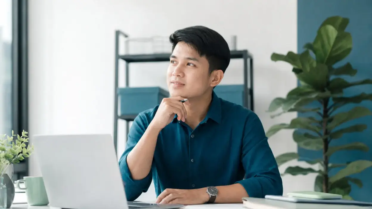 Profesional muda melakukan perencanaan career switch secara terukur dengan eksplorasi karier bertahap