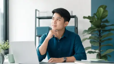 Profesional muda melakukan perencanaan career switch secara terukur dengan eksplorasi karier bertahap