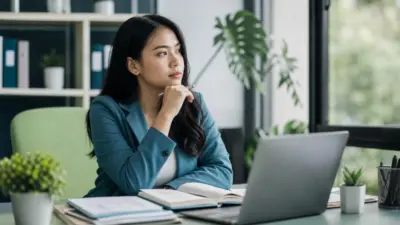 Mahasiswa psikologi klinis sedang merencanakan arah karier dan jurusan kuliah di perpustakaan