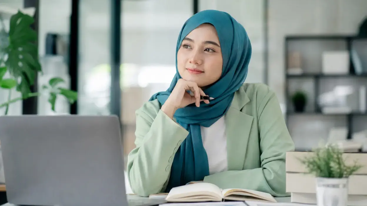 Mahasiswa psikologi mendiskusikan prospek karier berdasarkan pilihan jurusan kuliah