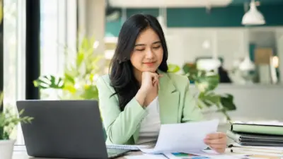 Calon mahasiswa berdiskusi dengan konselor tentang pilihan jurusan kuliah psikologi dan arah karier yang fleksibel