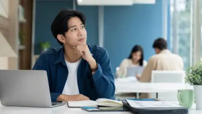 Fresh graduate menyusun cerita pengalaman magang untuk meningkatkan kesiapan kerja
