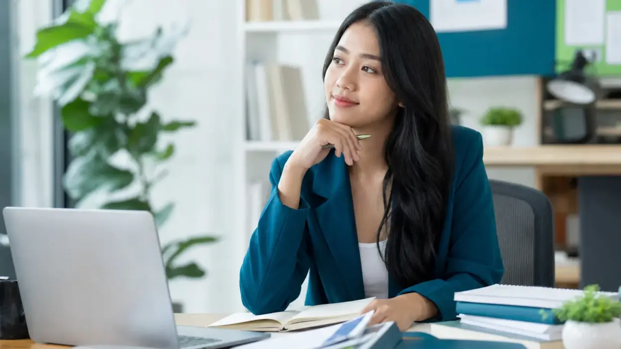Fresh graduate yang menyiapkan CV pertama kerja sebagai bagian dari kesiapan kerja