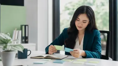 Profesional muda Indonesia membandingkan pilihan karier sambil merefleksikan gaya kerja diri sendiri di meja kerja modern