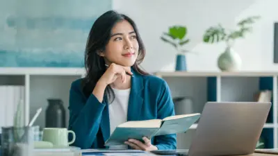 Lulusan S2 merencanakan langkah awal kerja dengan pendekatan psikologi karier di meja kantor modern