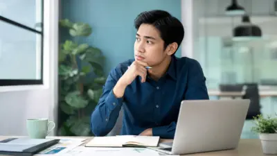 Profesional muda di kantor menerapkan psikologi kerja untuk arah karier yang lebih jelas