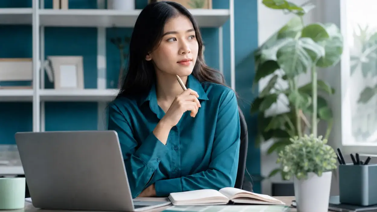 Profesional muda di kantor sedang melakukan skill upgrading harian untuk menjaga fokus di jam kerja