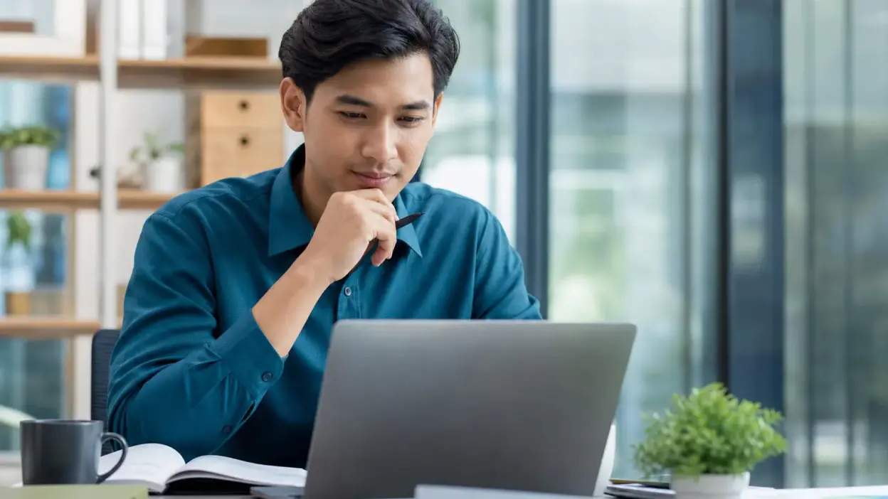 Profesional muda menerapkan skill upgrading harian untuk karier yang adaptif