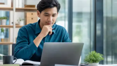 Profesional muda menerapkan skill upgrading harian untuk karier yang adaptif
