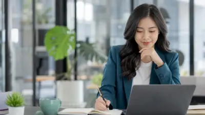 Profesional muda melakukan skill upgrading harian untuk karier yang berkelanjutan