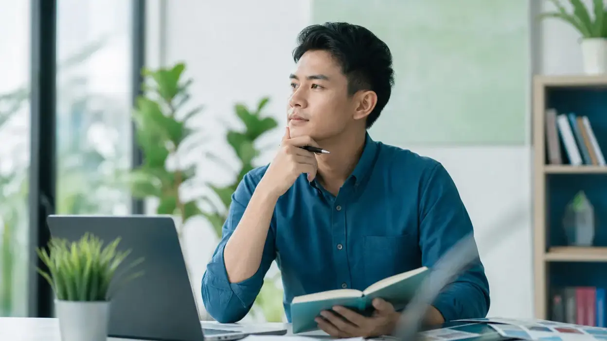 Profesional muda melakukan skill upgrading harian untuk pengembangan karier