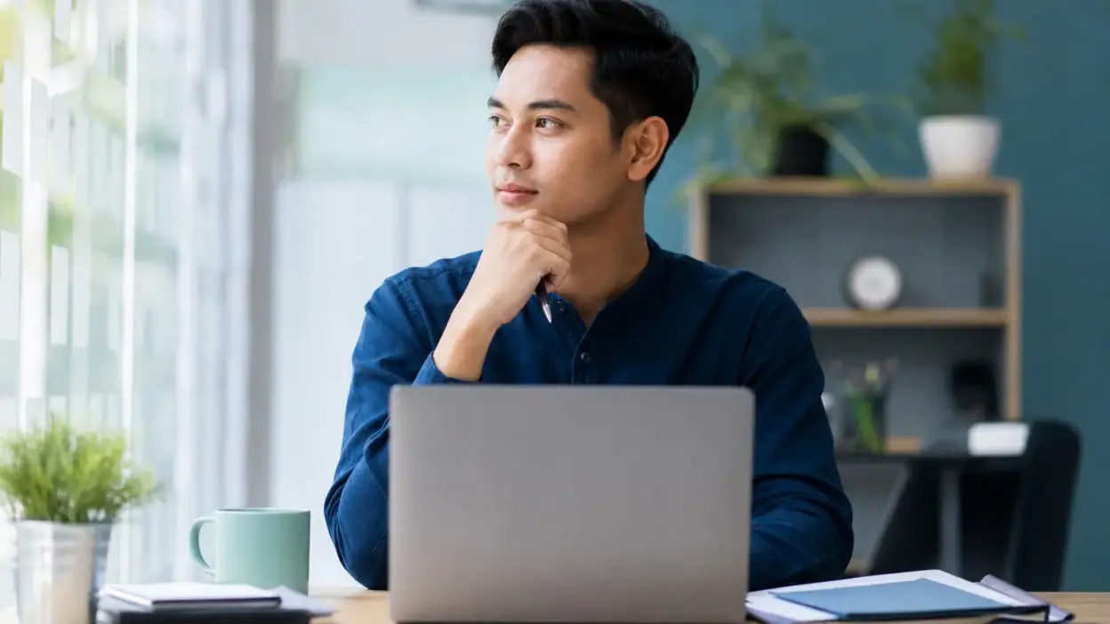 Profesional muda melakukan skill upgrading harian untuk karier yang lebih tenang