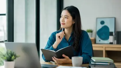 Profesional muda melakukan skill upgrading harian secara konsisten di tempat kerja