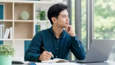 Profesional muda melakukan skill upgrading harian di kantor secara realistis dan seimbang
