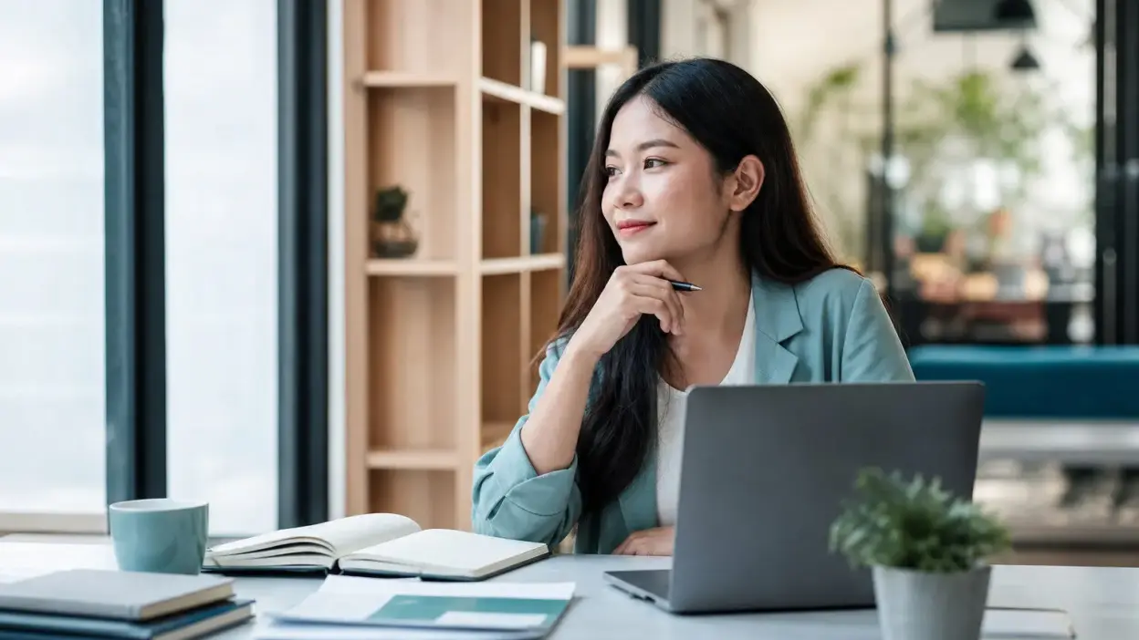 Profesional muda menerapkan skill upgrading harian secara sadar diri di tempat kerja