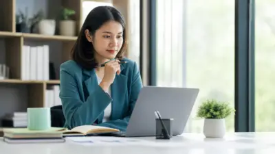 Profesional muda menerapkan skill upgrading sebagai kebiasaan belajar harian di tempat kerja