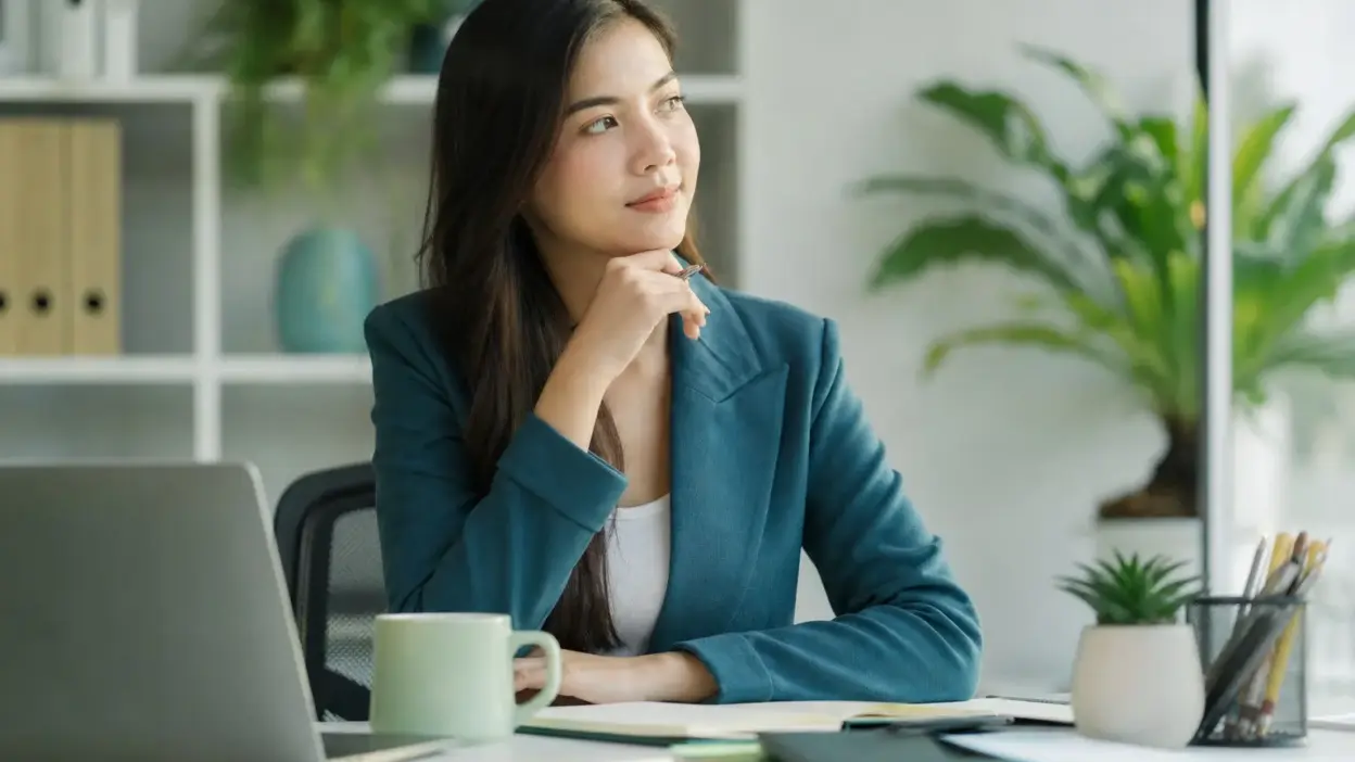 Profesional muda di kantor sedang refleksi untuk mengelola stres kerja dan mengenali batas diri secara sehat