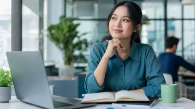 Profesional muda di kantor sedang merefleksikan stres kerja dan dukungan psikologi di tempat kerja